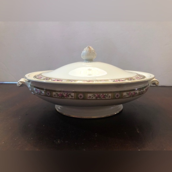 - Antique ServingDish with Lid.Johnson Brothers.BreastCancer Fundraiser - Picture 2 of 10